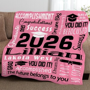 Coperta in flanella personalizzata con nome del laureato, scuola e parole celebrative per la laurea, per la classe del 2026 - Product Image 1