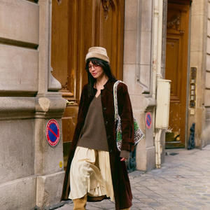 Vestido de Mujer Elegante y Moderno con Estampado de Puntos Personalizado, en Blanco, con Encaje, de Alta Calidad, Satinado, con Hombros Caídos - Product Image 6