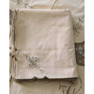 Tovaglia in Lino Avorio con Ricami Grigi e 12 Tovaglioli - Product Image 6