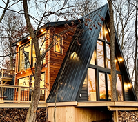 Villa de luxe en structure acier A-frame avec panneaux sandwich, design scandinave, étanche et alimentée à l'énergie solaire, idéale pour les voyages