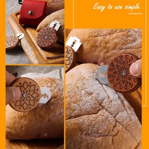 Herramientas para cortar pan, cuchillo para masa con 5 cuchillas y funda roja - UFO Bread Lame - Product Image 3