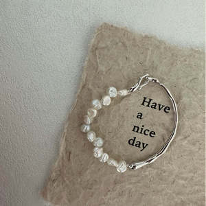 Pulsera de Perlas Frías Keshi de Metal Natural, Media Cadena, Media Pulsera con Baño de Platino en el Codo - Product Image 5