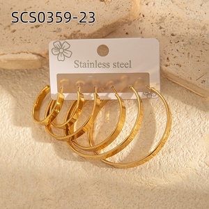 <span class=keywords><strong>Set</strong></span> di 3 Paia di <span class=keywords><strong>Orecchini</strong></span> <span class=keywords><strong>a</strong></span> <span class=keywords><strong>Cerchio</strong></span> di Lusso Leggero in Acciaio Inossidabile Dorato con Zirconi per Donna - Product Image 6