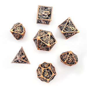 <span class=keywords><strong>Jeu</strong></span> de dés de luxe TCG <span class=keywords><strong>RPG</strong></span> avec logo gravé personnalisé 7 pièces dés polyédriques 8 côtés creux <span class=keywords><strong>en</strong></span> métal invocation forme carrée - Product Image 1