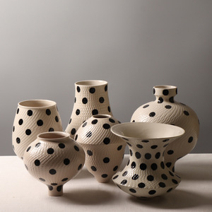 Vase en céramique moderne et épuré, motif à pois, ornement créatif, décoration douce pour vitrine, cloison de présentation, porcelaine - Product Image 2