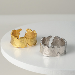 El nuevo anillo de crepé quemado de <span class=keywords><strong>plata</strong></span> esterlina S925 presenta una elegante apertura de anillo irregular - Product Image 2