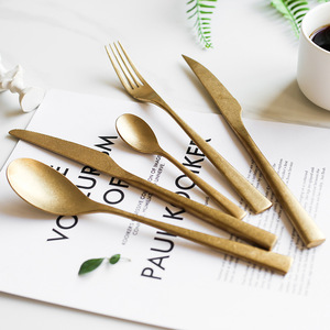 Juego de cubiertos de acero inoxidable con acabado dorado tipo copo de nieve, juego de cuchillo, tenedor y cuchara de lujo retro para uso en el hogar, hoteles y restaurantes. - Product Image 1