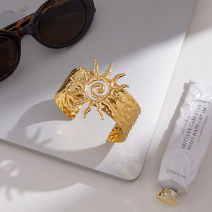 Brazalete Espiral Sun Wide Face de Acero Inoxidable con Oro de 18K, Joyería Unisex, Accesorio de Moda - Product Image 4