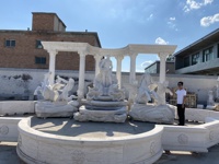 Grande sculpture de fontaine d'eau en forme de cheval et de lion de Poséidon, animaux marins, sculptée à la main en marbre/pierre, design moderne pour extérieur