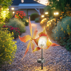 Bahçe Dekoratif Rüzgar Çarkı Döndürücü Güneş Enerjili Işıklı Metal Yel Değirmeni Japon Balığı Figürlü Reçine El Sanatları Güneş Enerjili Rüzgar Döndürücü - Product Image 1