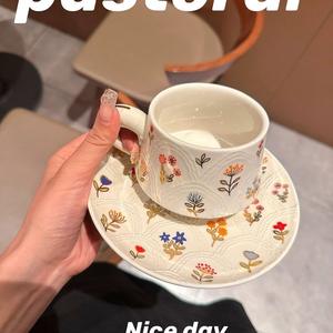 Ensemble de tasses à <span class=keywords><strong>café</strong></span> en céramique durable avec incrustation dorée florale et texture en relief pour le service de boissons dans les cafés et les restaurants - Product Image 4