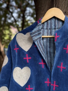 Abrigo de mujer de algodón reversible con relleno, azul terciopelo, con aplique de corazón Sujani, estilo vintage, frontal abierto, para invierno, bordado, venta al por mayor - Product Image 6