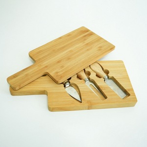Ensemble de planches à fromage en bambou avec couteau, fourchette et cuillère 30x14x3 cm, antidérapant, antibactérien, pour servir le fromage - Product Image 1