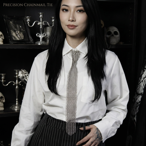 เนคไทลายโซ่เฟลอร์ เดอ ลิส สไตล์ยุคกลาง กอธิค โบราณ แบบเลียนแบบ สมัยใหม่ ทำจากทองเหลืองชุบเงินและแก้ว - Product Image 1