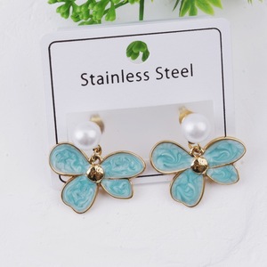 Boucles <span class=keywords><strong>d</strong></span>'oreilles clous en acier inoxydable couleur titane avec fleurs émaillées pour femmes, bijoux de mode vintage minimalistes en acier inoxydable, vente en gros - Product Image 2