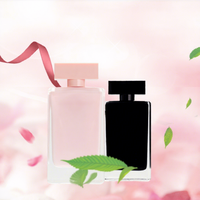 Perfume para Mujer en Botella Rectangular Rosa Pálido con Tapa de Terciopelo y Perlas, Aroma de Sillage Negro
