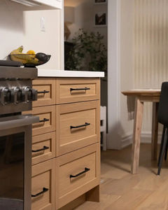 Armoires de cuisine sur mesure en gros du Vermont, deux tons, blanc en haut et bois naturel en bas, avec <span class=keywords><strong>quincaillerie</strong></span> noire - Product Image 3