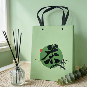 Bolsa de compras de cartón impresa personalizada, bolsa de regalo de papel recubierto impermeable para empaque de mercancía - Product Image 4