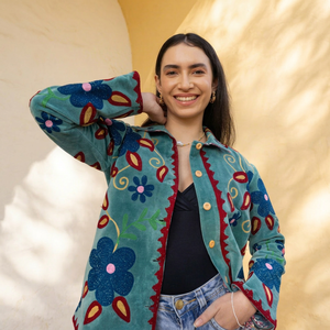 Veste pour femme en velours de coton turquoise, style bohème Suzani, multicolore et brodée, qui rehausse instantanément la garde-robe d'hiver. - Product Image 1