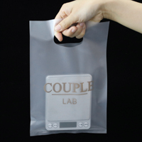 Sacs d'emballage pour vêtements en plastique biodégradable avec poignées découpées personnalisées, sacs de shopping pour marchandises avec logos
