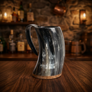 B.S INTERNATIONAL - Jarra de Cerveza Hecha a Mano de Estilo Americano Vintage, Diseño de Cuerno de Buey Vikingo de Uttar Pradesh, Grabado Único, Ecológica - Product Image 1