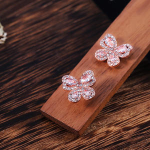 ต่างหูคริสตัลรูปดอกไม้สีโรสโกลด์ เครื่องประดับสำหรับงานปาร์ตี้สุดโรแมนติกสำหรับผู้หญิง ประดับด้วยคริสตัลสีขาว - Product Image 5