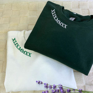 Números romanos Bordado 3D en el escote Sudadera de punto o Sudadera con capucha Insignia personalizada Regalos de San Valentín para él y para ella - Product Image 4