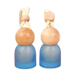Diffuseur de parfum suspendu 10 ml, nouvelle couleur, flacon en verre pour voiture avec bouchon rond en bois - Product Image 1