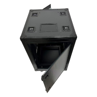Flight case OEM 16U tout noir avec portes coulissantes latérales pour amplificateurs, doté de 4 rainures de superposition encastrées, de roues et d'un plateau pour étiquettes