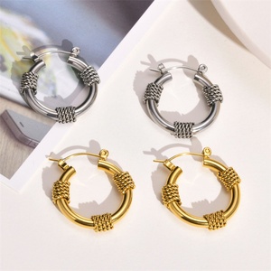 Boucles d'oreilles créoles torsadées épaisses plaquées or, tendance et populaires - Product Image 1
