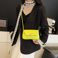 Sac à bandoulière noué mignon avec barre métallique vert lime, petit sac à main pour femmes, idéal pour le quotidien, les soirées, les voyages et comme cadeau.