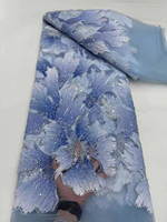 Nouveau tissu en maille brodé de perles et de sequins en forme de fleurs 3D écologique pour robes de mariée, costumes de scène et tenues pour filles d'usine