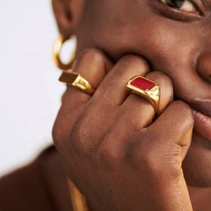 خاتم كوكتيل نسائي فاخر من النحاس الأصفر مطلي بالذهب عيار 18 قيراط، بتصميم كلاسيكي مرصع بحجر مستطيل من الكريستال - Product Image 4