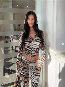 I Am Gia Set da Donna 2 Pezzi con Logo Personalizzato, Giacca con Zip e Pantaloni a Zampa, Stampa Leopardata, Aderente, per Yoga e Relax - Product Image 2