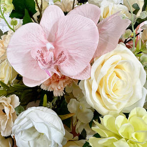 Arreglo floral artificial hecho a mano, romántico y de ensueño, con rosas blancas y crisantemos verdes para boda - Product Image 3