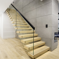 Escalier flottant résidentiel en acier et bois, construction durable avec poutres métalliques, garde-corps en verre transparent, écologique, sûr pour une utilisation en intérieur