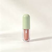 Gloss à lèvres liquide mat vert matcha, teintes nude pêche thé au lait, applicateur doe foot blanc, flacon capsule court, format voyage