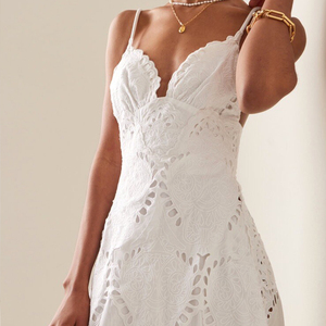 Le fabricant conçoit une robe élégante à col en V, à découpes, à bretelles, brodée, en coton, sur mesure, de style maxi. - Product Image 4