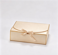 Boîte cadeau rigide de luxe en feuille d'or avec fermeture magnétique, imprimée quadricolore, nœud en satin, insert en mousse divisé pour chocolats, biscuits et pâtisseries