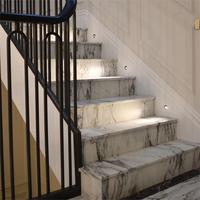Escalier droit en marbre de luxe sur mesure, marches en pierre durables, finition polie pour les maisons haut de gamme
