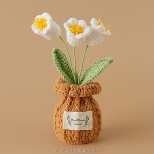 Ornement de maison fini, fleurs de lys en crochet tricotées à la main, plantes en pot - Product Image 1