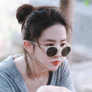 Gafas de sol Xu Hongdou para mujer, montura negra, lentes Ac, protección Uv400, a la moda, extragrandes, para viajes al sol y conducción - Product Image 1