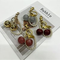 Porte-clés mignon en perles cerise, pendentif fruit brillant, breloque de sac en métal doré, accessoire de mode pour femme, porte-clés de sac à main ou de voiture, cadeau bijou élégant