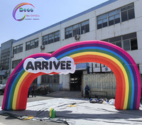 Produit publicitaire gonflable arc-en-ciel en forme de M de 8 mètres de large