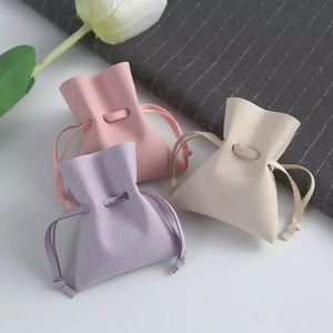 Sacs à bijoux en microfibre grise avec cordon de serrage, personnalisables avec logo en relief, pour pendentifs, colliers, bagues, boucles d'oreilles - Product Image 2