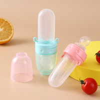 Geoptimaliseerde BPA-vrije vloeibare siliconen PP baby bijtring met variabele doorstroming, geometrisch patroon, handvat en fruitpuree-speen, 0-12 maanden