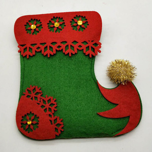 Calcetín navideño verde con pompón dorado, accesorio de disfraz de talla única para decoración navideña - Product Image 3