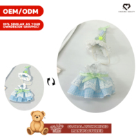 Teddy ISLAND Ours en peluche sous licence mondiale avec chapeau de fête étoilé à carreaux verts et robe en dentelle à carreaux bleus