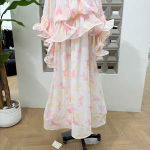 <span class=keywords><strong>Nuova</strong></span> <span class=keywords><strong>Collezione</strong></span> Primavera/Estate 2026: Abito Lungo Rosa Stampato con Spalle Scoperte e Dettagli a Volant. - Product Image 5