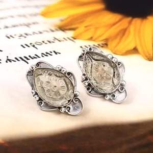 Boucles d'oreilles pendantes en argent sterling 925 pour femmes, luxe, accent diamant doré, motif fleur d'améthyste sculpté à la main, haute qualité, tendance - Product Image 4